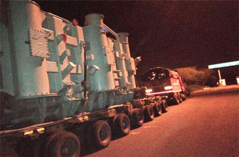 98 tonne ring transformer not allowed to exit toll plaza 98 टन बजनी ट्रांसफॉर्मर को नहीं दी टोल प्लाजा पर निकलने की अनुमति