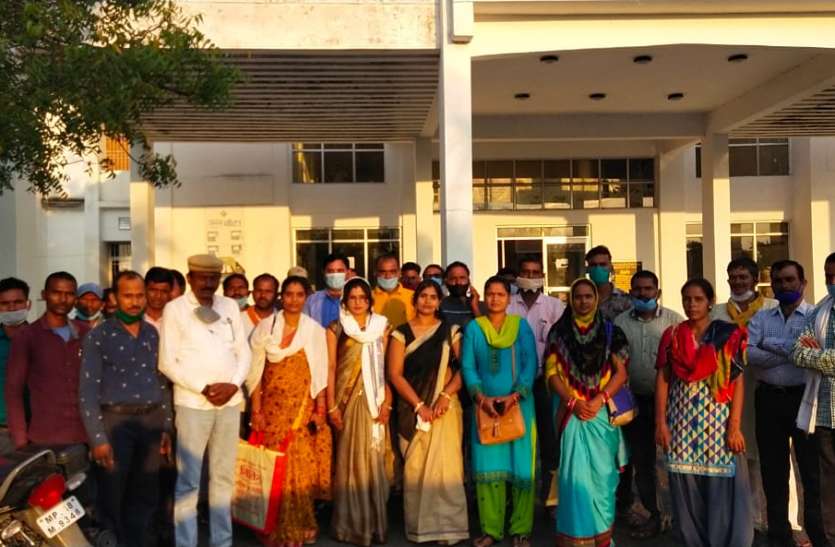 Farmer friends pleaded with the minister for restoration, said - Congr किसान मित्रों ने बहाली के लिए मंत्री से लगाई गुहार, कहा- कांग्रेस ने भाजपाई बता कर किया था बर्खास्त
