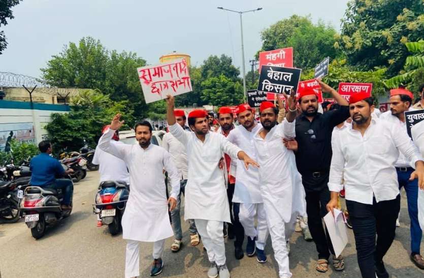 14s15.jpeg डीएम कार्यालय में ट्रैक्टर लेकर घुसे सपाई, हंगामा