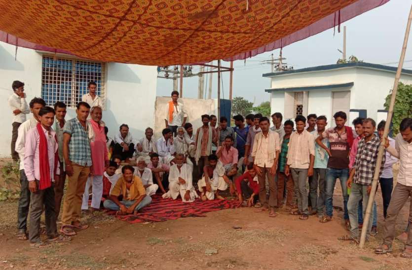 विद्युत सब स्टेशन पर किसानों ने किया कब्जा, कर्मचारियों को बाहर निकाला विद्युत सब स्टेशन पर किसानों ने किया कब्जा, कर्मचारियों को बाहर निकाला