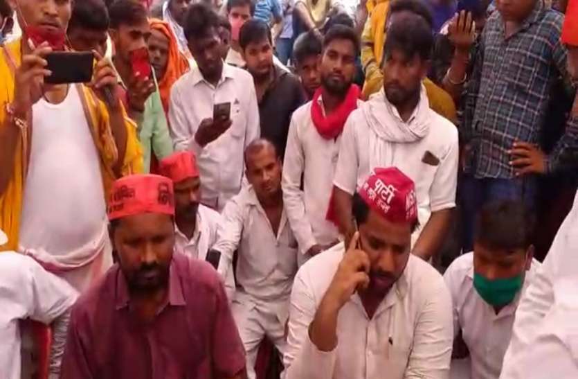 अयोध्या पुलिस से दूर राजेश निषाद की हत्या करने वाला मुख्य आरोपी, परिजनों में आक्रोश अयोध्या पुलिस से दूर राजेश निषाद की हत्या करने वाला मुख्य आरोपी, परिजनों में आक्रोश