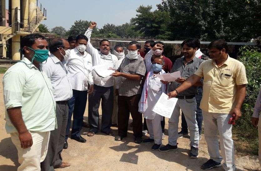 वेतन कटौती के विरोध में कर्मचारियों का फूटा गुस्सा, किया विरोध-प्रदर्शन वेतन कटौती के विरोध में कर्मचारियों का फूटा गुस्सा, किया विरोध-प्रदर्शन
