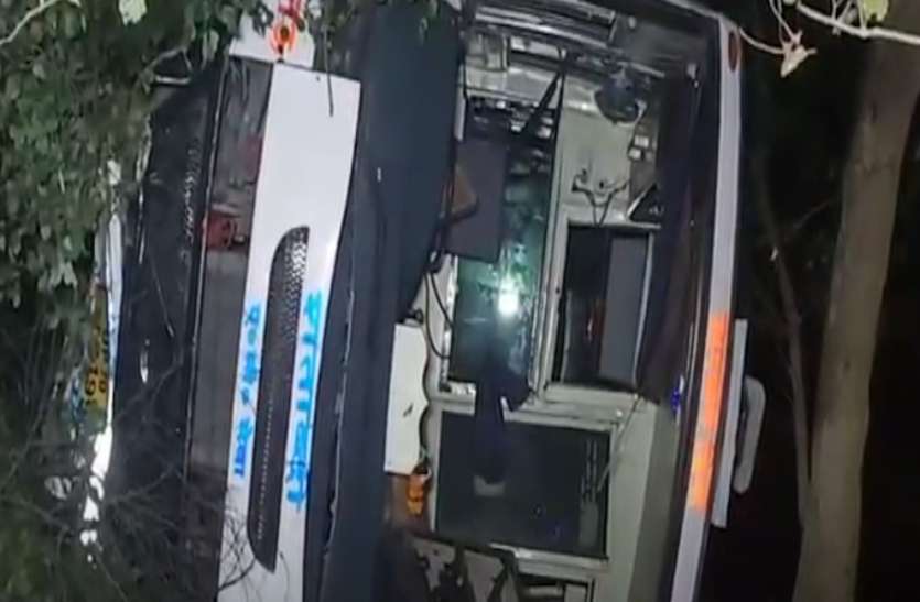 गाय को बचाने के कारण अनियंत्रित हुई रोडवेज बस, 12 अस्पताल में हुए भर्ती गाय को बचाने के कारण अनियंत्रित हुई रोडवेज बस, 12 अस्पताल में हुए भर्ती
