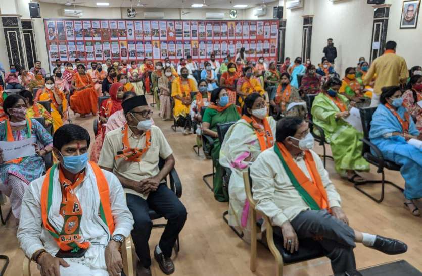 70 स्लाइड्स में पीएम मोदी के कृतित्व और व्यक्तित्व का प्रदर्शन 70 स्लाइड्स में पीएम मोदी के कृतित्व और व्यक्तित्व का प्रदर्शन