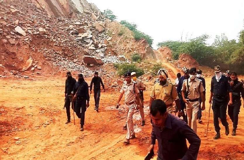 बेखौफ खननमाफिया: रास्तों को अवरुद्ध कर गिरोह करता रहा पुलिस को भगाने की कोशिश बेखौफ खननमाफिया: रास्तों को अवरुद्ध कर गिरोह करता रहा पुलिस को भगाने की कोशिश