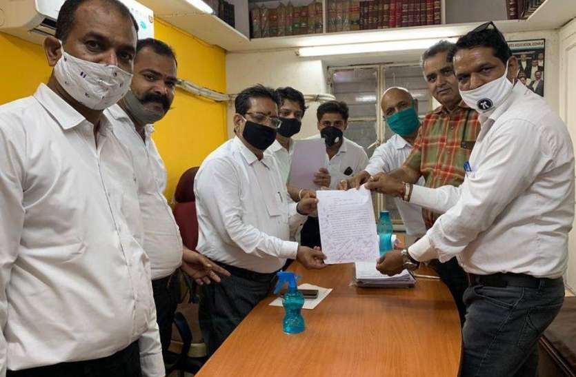 कोर्ट परिसर में नहीं हो रही है कोरोना गाइडलाइन की पालना कोर्ट परिसर में नहीं हो रही है कोरोना गाइडलाइन की पालना