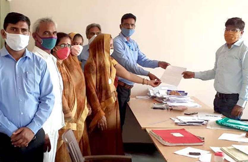 सम्मानित प्रधानाचार्य की ड्यूटी निरस्त करने की मांग, शिक्षकों ने तहसीलदार को सौंपा ज्ञापन सम्मानित प्रधानाचार्य की ड्यूटी निरस्त करने की मांग, शिक्षकों ने तहसीलदार को सौंपा ज्ञापन