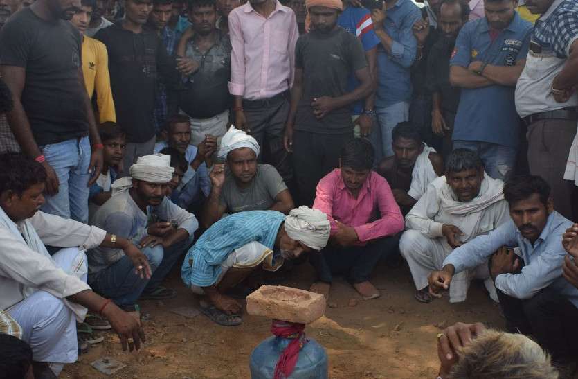 Father-son snake bite case in dholpur सर्पदंश से मौत का मामला: पिता-पुत्र को सांप ने काटा, 36 घंटे तक चला अंधविश्वास का ड्रामा