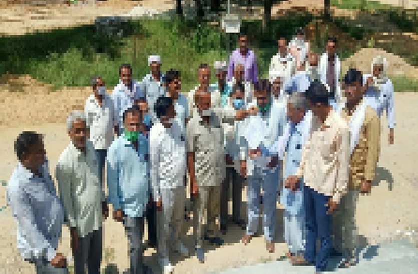 सरकार से यह आदेश वापस लेने पर अड़े सरकार से यह आदेश वापस लेने पर अड़े