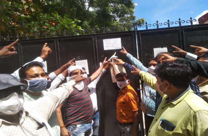 parents_protest_news.jpg निजी स्कूलों की मनमानी के खिलाफ भड़के पालकों ने अलग-अलग स्कूलों के बाहर किया प्रदर्शन