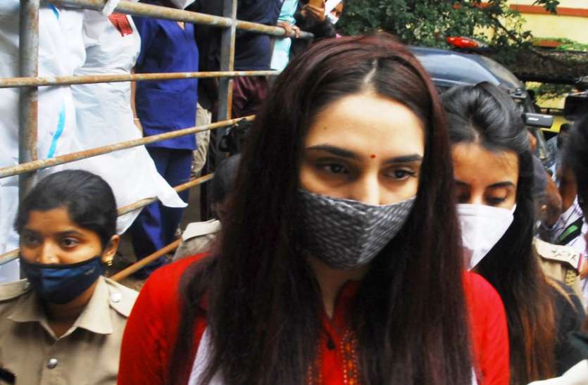 ragini_sanjana.jpg फिल्म अभिनेत्री रागिनी की हिरासत अवधि बढ़ाई