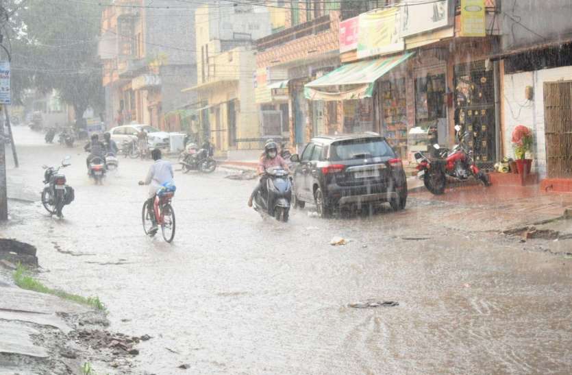 आधे शहर में आधे घण्टे तक झमाझम आधे शहर में आधे घण्टे तक झमाझम