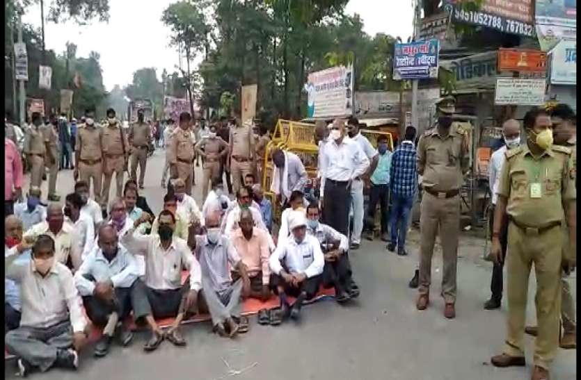 एसडीएम पर फरियादी को थप्पड़ मारने का आरोप, वकीलों ने किया रोड जाम एसडीएम पर फरियादी को थप्पड़ मारने का आरोप, वकीलों ने किया रोड जाम