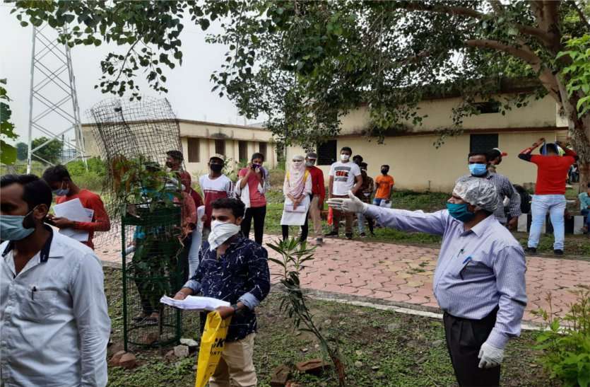 Students submitted answer sheets at ten centers दस केन्द्रों पर विद्यार्थियों ने की उत्तर पुस्तिकाएं जमा, दिनभर लगी रही भीड़