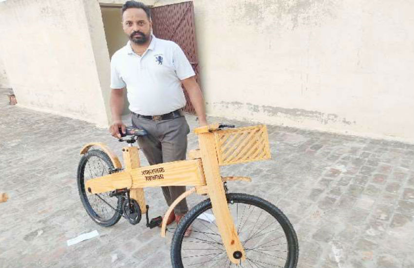 लॉकडाउन में धनीराम सग्गू ने बनाई लकड़ी की साइकिल, विदेश से आ रहे ऑर्डर