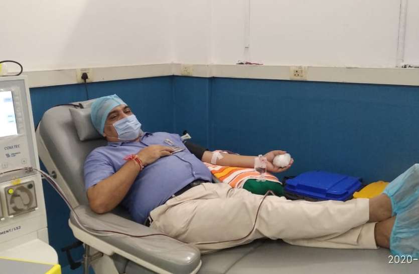 मनपा के डिप्टी कमिश्नर ने किया प्लाज्मा दान मनपा के डिप्टी कमिश्नर ने किया प्लाज्मा दान