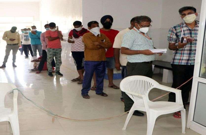 OPD increased once again in MGH 1300 patients coming in a day in bhilwara एमजीएच में एक बार फिर बढ़ा ओपीडी एक दिन में आ रहे 13 सौ मरीज