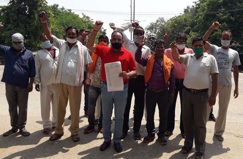 फोगिंग व दवा का छिड़काव कराने को लेकर लोगों कलक्ट्रेट पर किया प्रदर्शन फोगिंग व दवा का छिड़काव कराने को लेकर लोगों कलक्ट्रेट पर किया प्रदर्शन