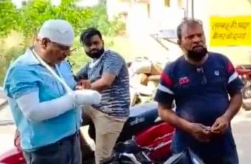 लूटपाट का शिकार बैंक कैशियर अब्दुल कलाम (सिर व हाथ में पट्टा बंधे हुए ) ड्यूटी जाते समय बैंक कैशियर के साथ लूटपाट