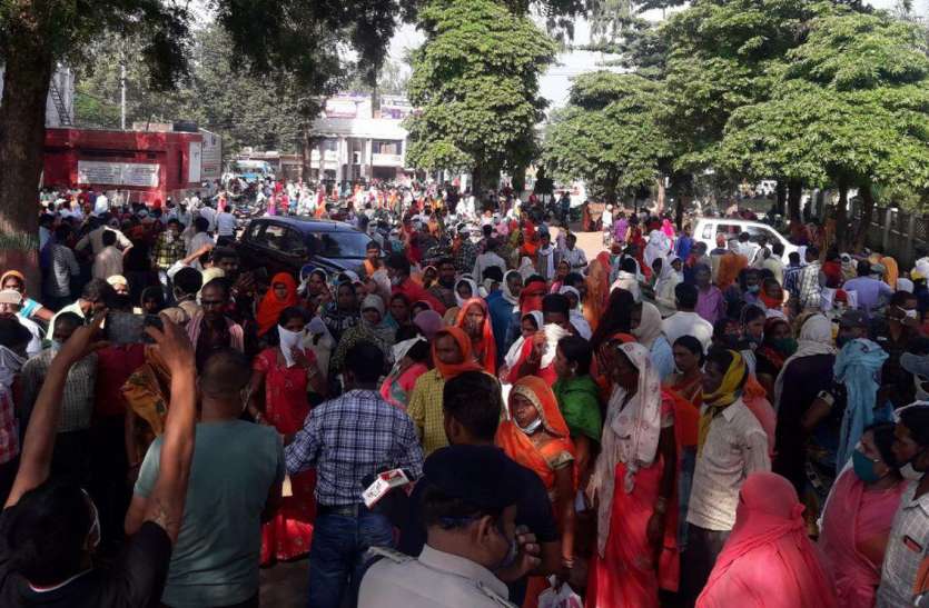 कर्ज माफी की अफवाह पर महिलाओं ने घेरा कलेक्ट्रेट, लगाया जाम, किया विरोध कर्ज माफी की अफवाह पर महिलाओं ने घेरा कलेक्ट्रेट, लगाया जाम, किया विरोध