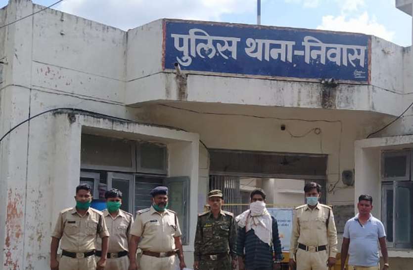 आदिवासी युवकों से सरकारी नौकरी का लालच देकर ठगी आदिवासी युवकों से सरकारी नौकरी का लालच देकर ठगी