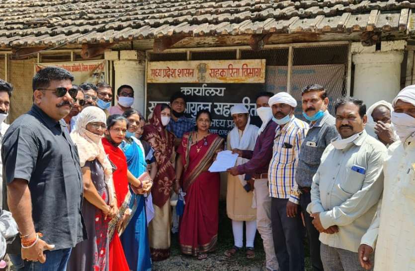 Bad rice is being given in the society सोसायटी में दिया जा रहा खराब चावल