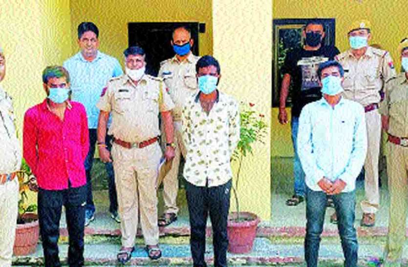 चाकू की नोक पर वृद्धा से लूट करने के 3 आरोपी गिरफ्तार चाकू की नोक पर वृद्धा से लूट करने के 3 आरोपी गिरफ्तार