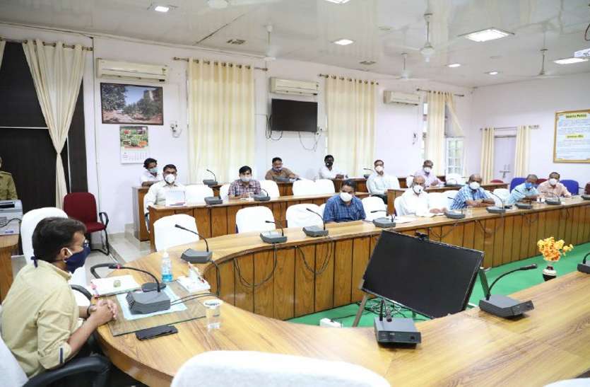 Instructions: समीक्षा बैठक में कलेक्टर ने दिए निर्देश, जल्द होगा सडक़ों का निर्माण Instructions: समीक्षा बैठक में कलेक्टर ने दिए निर्देश, जल्द होगा सडक़ों का निर्माण
