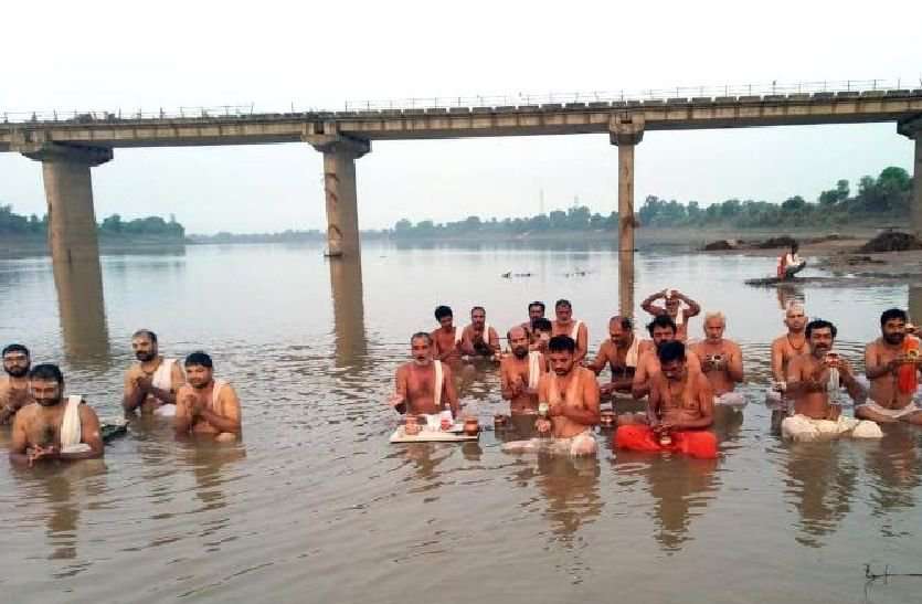 अपने पूर्वजों का स्मरण करना ही वास्तविक श्राद्धकर्म है: लाल बाबा अपने पूर्वजों का स्मरण करना ही वास्तविक श्राद्धकर्म है: लाल बाबा