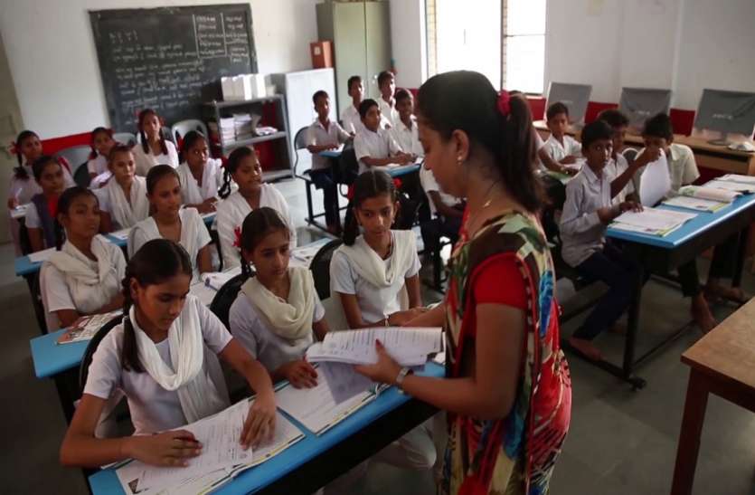 निजी स्कूल छोड़ सरकारी हिंदी स्कूलों में २३७ विद्यार्थियों ने लिया प्रवेश निजी स्कूल छोड़ सरकारी हिंदी स्कूलों में २३७ विद्यार्थियों ने लिया प्रवेश