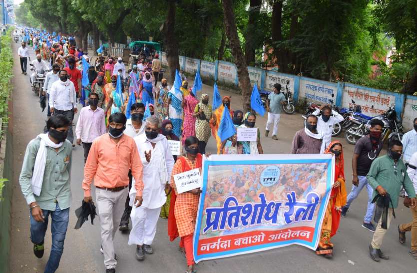 narmada backwater drowning affected people held silent rally