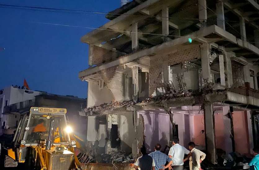 अशोका विहार में निगम की कार्रवाई: आवासीय अनुमति लेकर निकाल ली आठ दुकानें निकाल दी, निगम अमले ने तोड़ा अवैध निर्माण अशोका विहार में निगम की कार्रवाई: आवासीय अनुमति लेकर निकाल ली आठ दुकानें, निगम अमले ने तोड़ा अवैध निर्माण