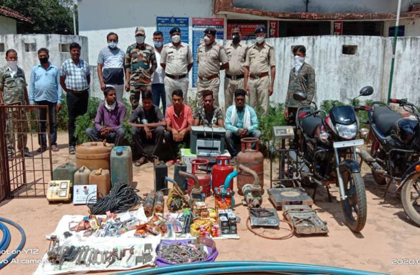 गुटखा-सिगरेट बेचने ग्राहक की तलाश कर रहे युवक से हुआ 6 चोरियों का पर्दाफाश, गिरोह के 5 सदस्य गिरफ्तार गुटखा-सिगरेट बेचने ग्राहक की तलाश कर रहे युवक से हुआ 6 चोरियों का पर्दाफाश, गिरोह के 5 सदस्य गिरफ्तार