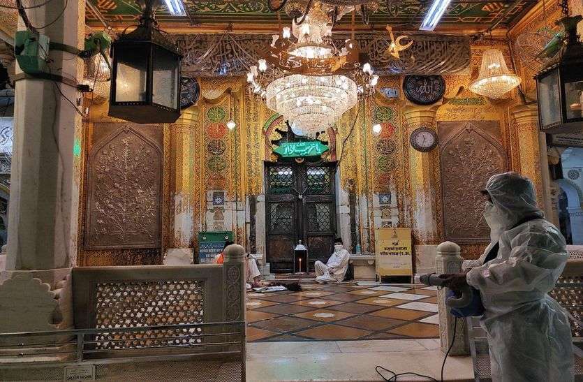 Ajmer : ख्वाजा साहब की दरगाह में कोरोना से लड़ेगा कोविडकोट, दरगाह कमेटी ने कराई विशेष कोटिंग Ajmer : ख्वाजा साहब की दरगाह में कोरोना से लड़ेगा कोविडकोट, दरगाह कमेटी ने कराई विशेष कोटिंग