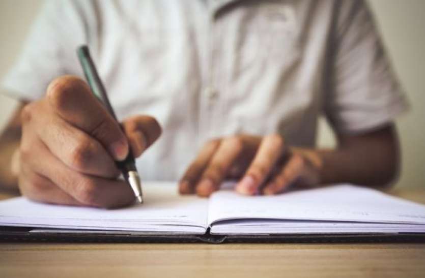exam.jpg शिक्षा मंत्री बोले - ' ये परीक्षा ही है, जो अच्छा नहीं लिखेगा वो फ़ेल होगा '