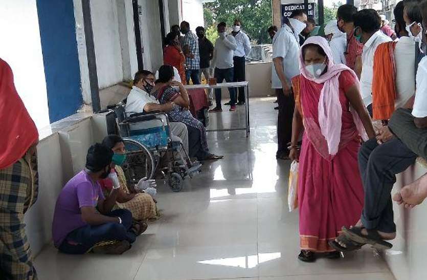 patient waiting for Corona investigation. पांच घंटे में सैंपलिंग, रिपोर्ट कहां मिलेगी यह भी नहीं बताते