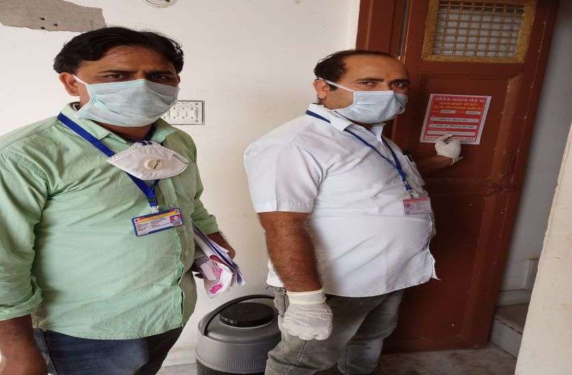करौली जिले में पहली बार एक साथ 50 कोरोना संक्रमित मिले तो मचा हड़कंप करौली जिले में पहली बार एक साथ 50 कोरोना संक्रमित मिले तो मचा हड़कंप