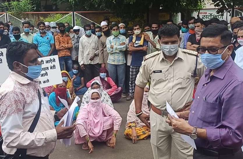 Vegetable traders created ruckus Ruckus - सब्जी व्यापारियों ने कलेक्टोरेट पहुंच मंडी मामले में फिर किया हंगामा