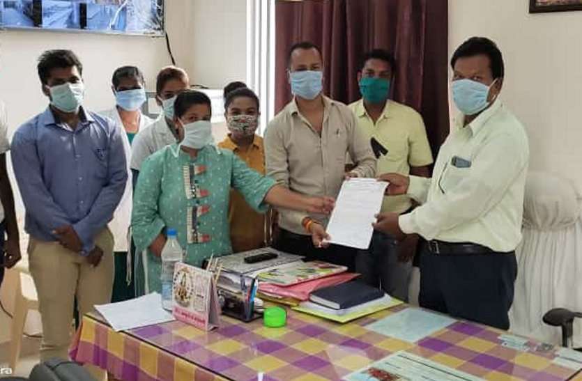 प्रदेश के 13 हजार संविदा स्वास्थ्य कर्मचारियों ने दी हड़ताल की चेतावनी, नियमितीकरण नहीं होने से फूटा गुस्सा प्रदेश के 13 हजार संविदा स्वास्थ्य कर्मचारियों ने दी हड़ताल की चेतावनी, नियमितीकरण नहीं होने से फूटा गुस्सा