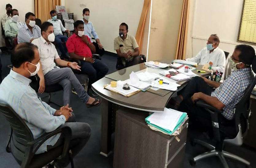 देवली में सात दिन के लिए लॉकडाउन घोषित करने की मांग, लोगों ने उपखण्ड अधिकारी को सौंपा ज्ञापन देवली में सात दिन के लिए लॉकडाउन घोषित करने की मांग, लोगों ने उपखण्ड अधिकारी को सौंपा ज्ञापन