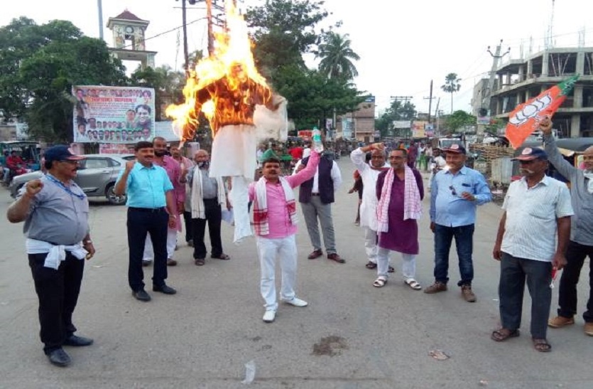 बिहार मे महाराष्ट्र के मुख्यमंत्री उद्धव ठाकरे का पुतला जलाकर रोष जताया
