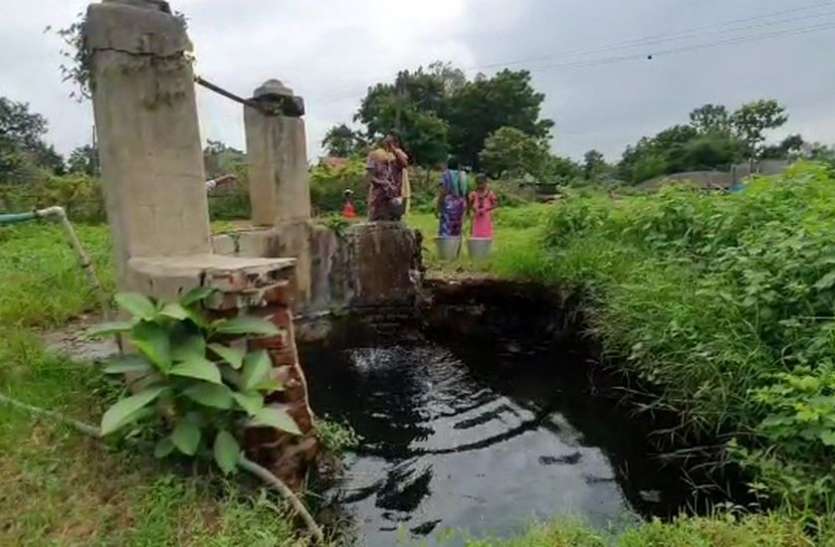 प्यासे ही हैं पानी किनारे के कंठ प्यासे ही हैं पानी किनारे के कंठ
