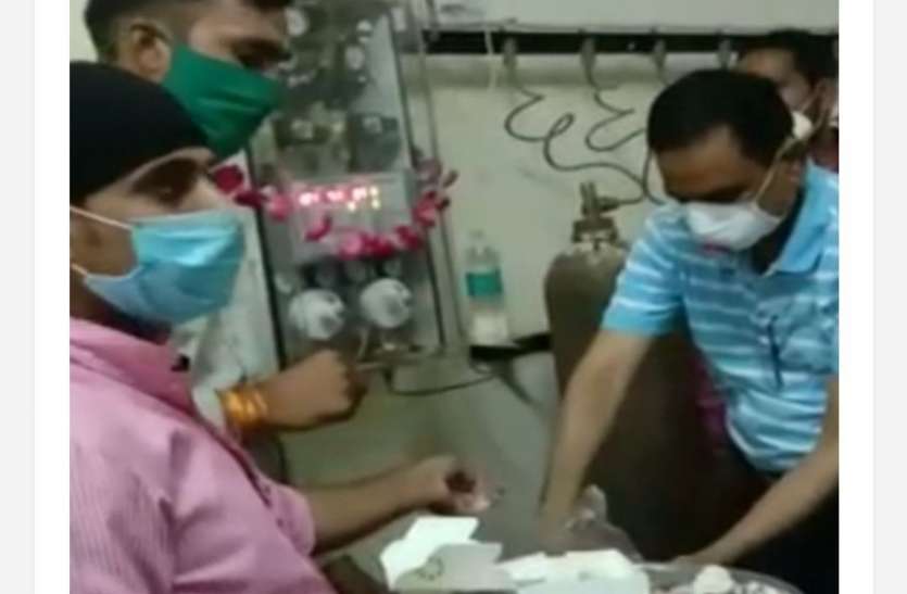 नए अस्पताल के ऑक्सीजन प्लांट में नया कंट्रोल पैनल लगाया नए अस्पताल के ऑक्सीजन प्लांट में नया कंट्रोल पैनल लगाया