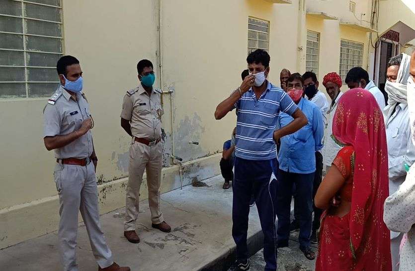 ब्लैकमेलिंग से तंग महिला ने की आत्म हत्या, 20 घंटे तक नहीं उठाया शव ब्लैकमेलिंग से तंग महिला ने की आत्म हत्या, 20 घंटे तक नहीं उठाया शव