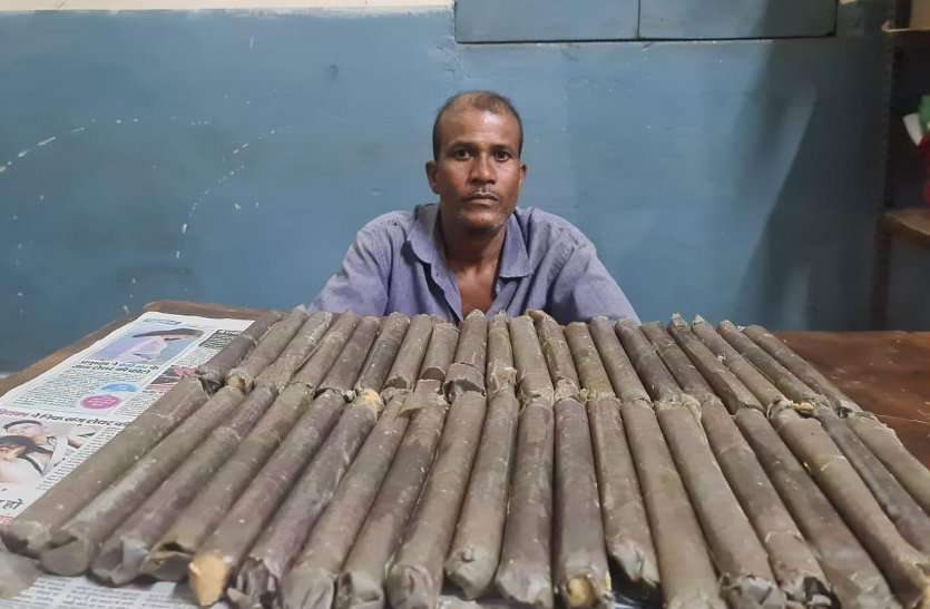 खदानों से जिलेटिन रॉड चोरी करके नदी में मछली पकडऩे करता था विस्फोट, पुलिस ने आरोपी को किया गिरफ्तार खदानों से जिलेटिन रॉड चोरी करके नदी में मछली पकडऩे करता था विस्फोट, पुलिस ने आरोपी को किया गिरफ्तार