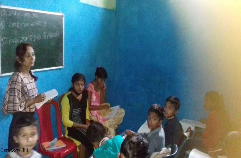 बिना मास्क पहने आठ बाई दस के कमरे में पढ़ रहे थे 15 बच्चे, निगम ने कराया कोचिंग सेंटर बंद बिना मास्क पहने आठ बाई दस के कमरे में पढ़ रहे थे 15 बच्चे, निगम ने कराया कोचिंग सेंटर बंद