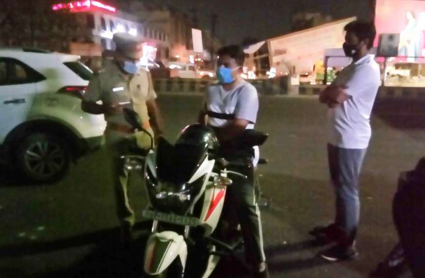 photo6269095756468169409.jpg रात में बाइक पर निकले IPS ऑफिसर, नहीं पहचान पाई पुलिस, जानिये फिर क्या हुआ