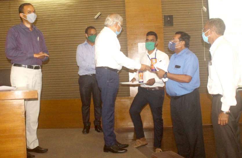 photo6269209817914649338.jpg अच्छी वसूली करने वालों को सम्मान, बाकि को बोर्नविटा की बॉटल, कहा- 'एनर्जी बढ़ाओ और बेहतर काम करो'