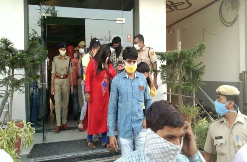 Sex Racket Busted In Alwar City अलवर शहर में यहां सेक्स रैकेट का भंडाफोड़, मैनेजर और 4 लड़कियां गिरफ्तार