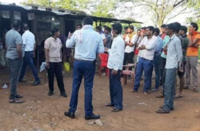धमतरी: शराब दुकान में दो गार्ड को बंधक बनाकर जमकर पीटा, चार नकाबपोशों ने लूटे 15 लाख रुपए धमतरी: शराब दुकान में दो गार्ड को बंधक बनाकर जमकर पीटा, चार नकाबपोशों ने लूटे 15 लाख रुपए